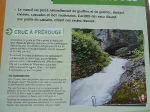 Une partie du panneau explicatif 'Géopark', avant la grotte de Prérouge.